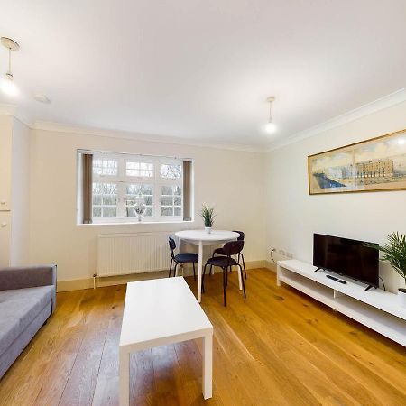 Redhill Town Centre Apartments By Livingo Екстериор снимка