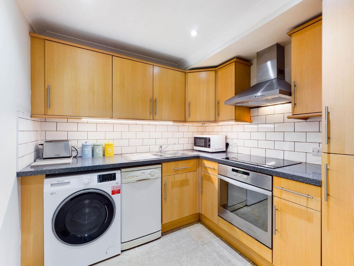 Redhill Town Centre Apartments By Livingo Екстериор снимка