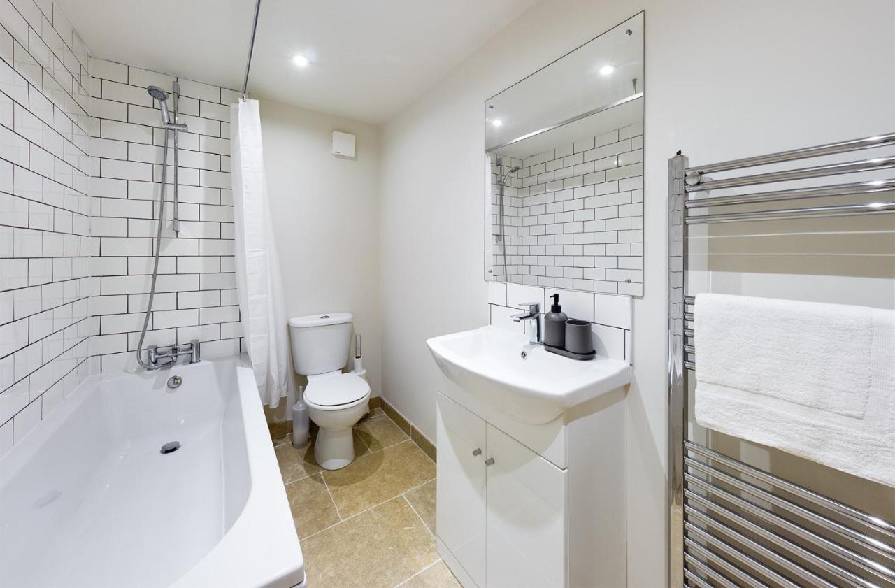 Redhill Town Centre Apartments By Livingo Екстериор снимка