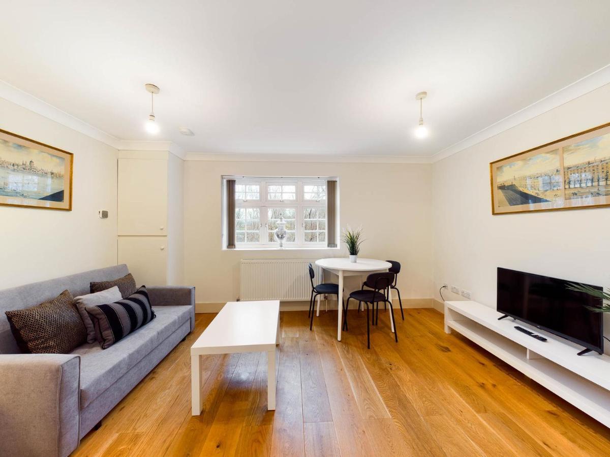 Redhill Town Centre Apartments By Livingo Екстериор снимка