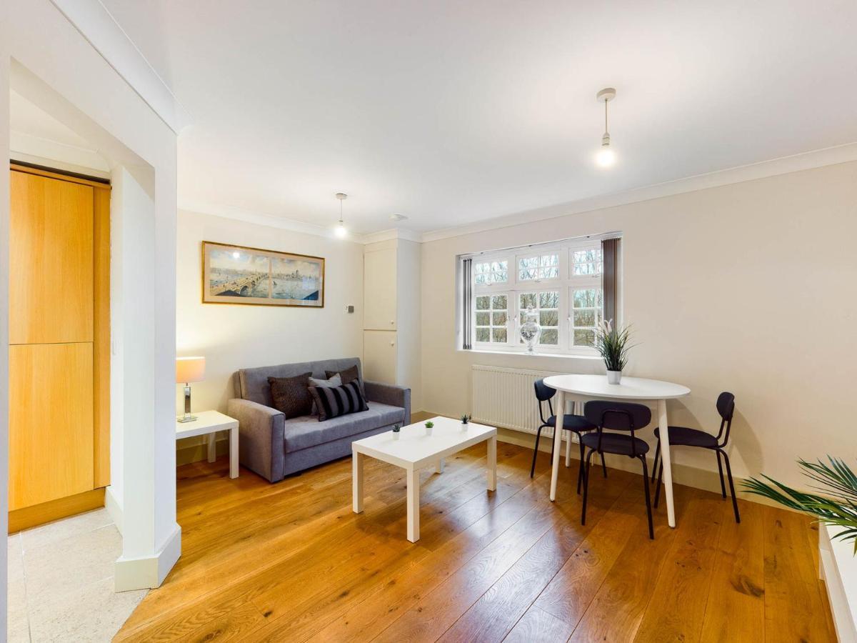 Redhill Town Centre Apartments By Livingo Екстериор снимка