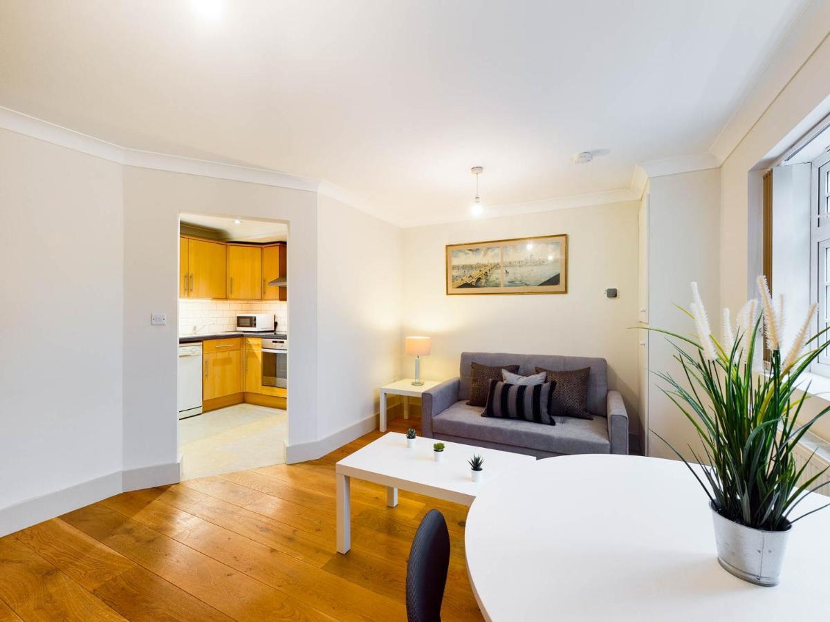 Redhill Town Centre Apartments By Livingo Екстериор снимка