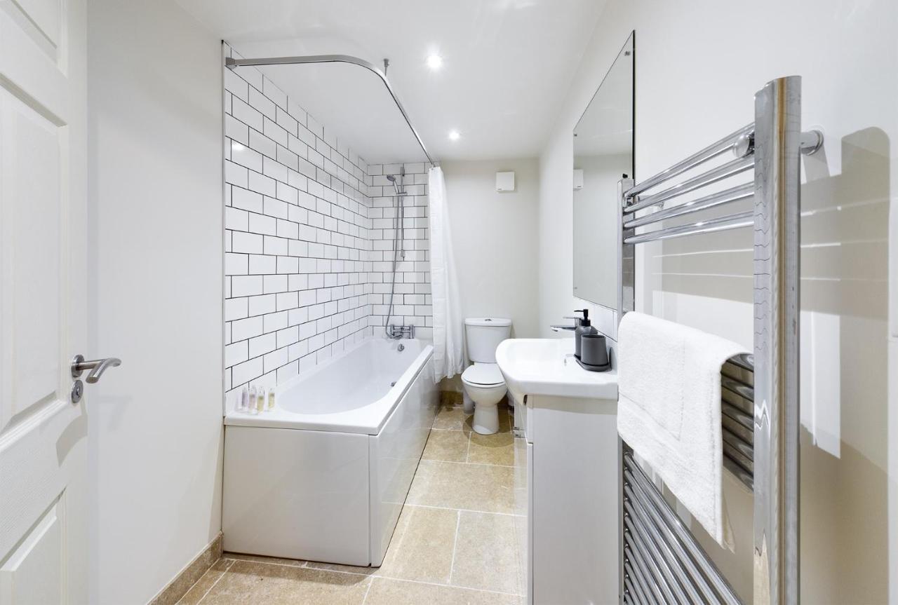 Redhill Town Centre Apartments By Livingo Екстериор снимка