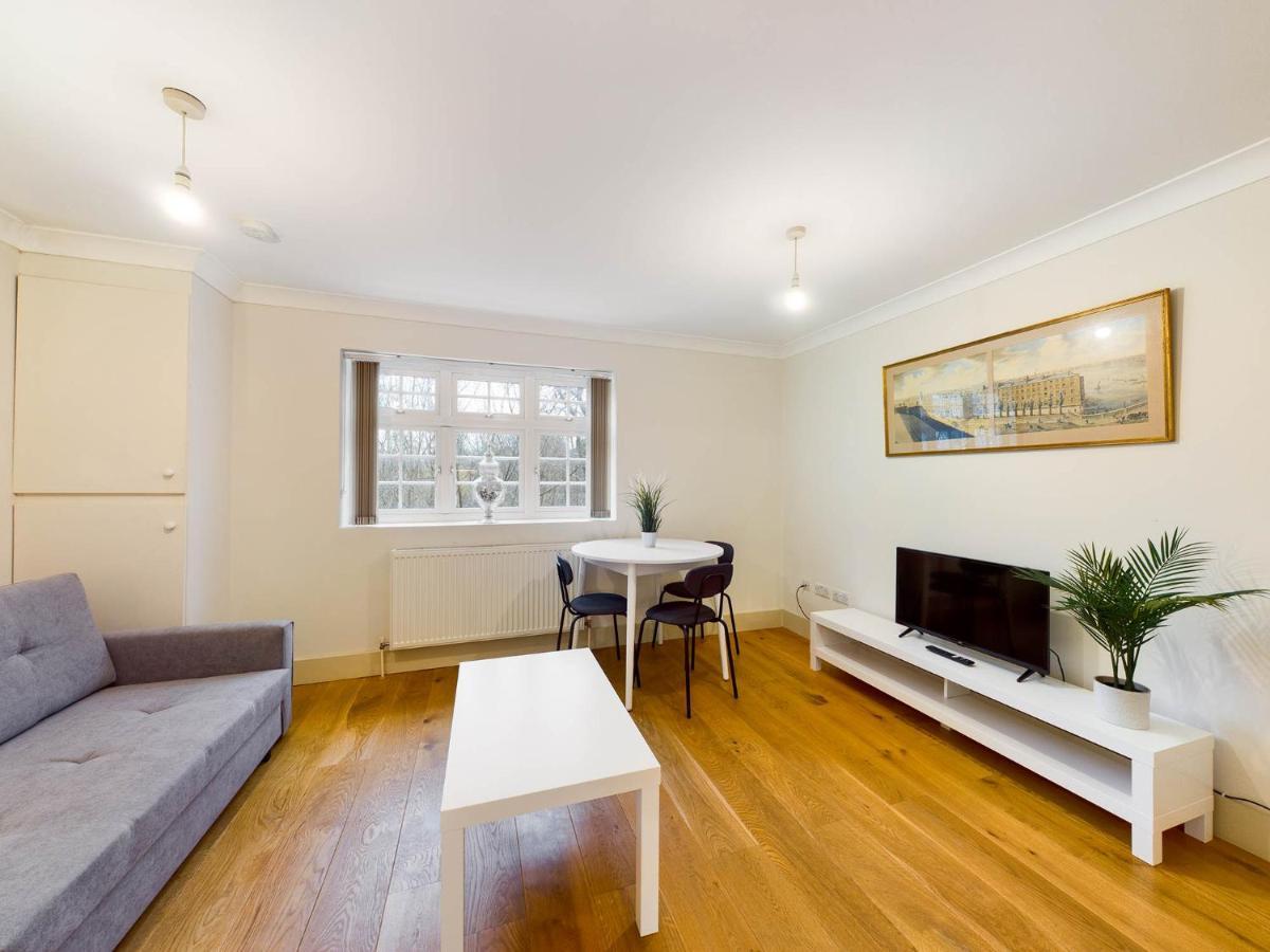 Redhill Town Centre Apartments By Livingo Екстериор снимка