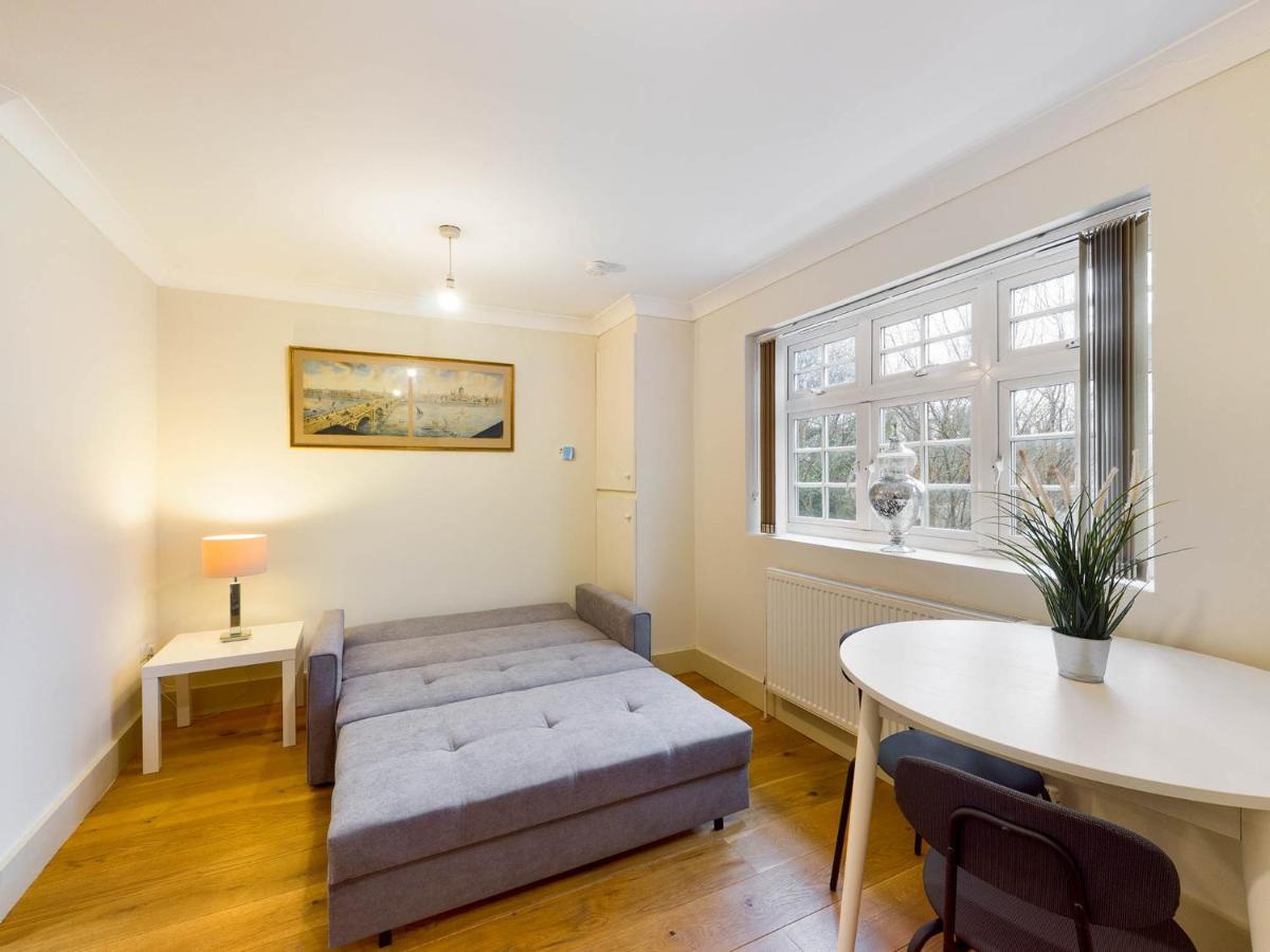 Redhill Town Centre Apartments By Livingo Екстериор снимка